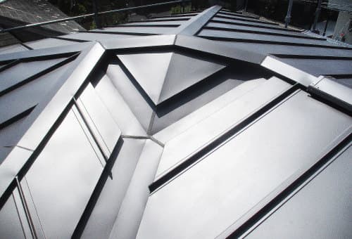 雨漏りし易い屋根形状に縦葺きガルバリウム鋼鈑屋根で施工